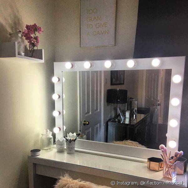 Um mix de luzes quentes e frias ajuda a reproduzir o efeito da luz natural no espelho para maquiagem (Foto: Instagram @riflection.mirrors.uk)